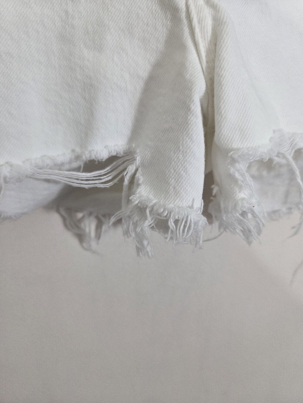 Agolde Parker Denim Jean Shorts in Dough White Boho Raw Hem Distressed Size 27 - Picture 3 of 10